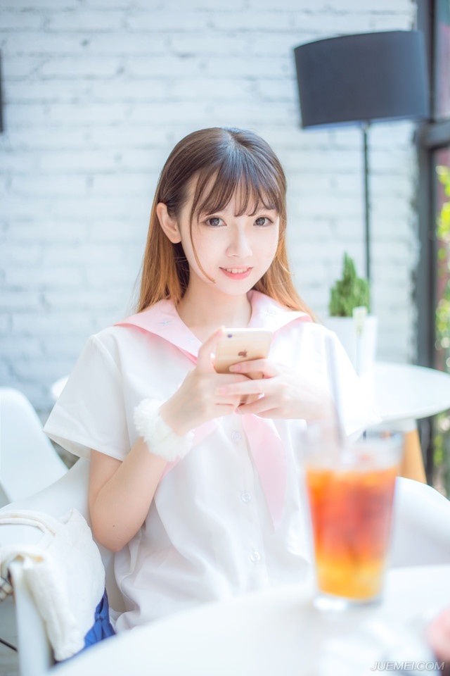 姐妹俩依言进来，大乔担忧的看了小乔一眼，连忙向吕布道：“夫君，妹妹她只是……毕竟当年也算相识一场，并不是……”